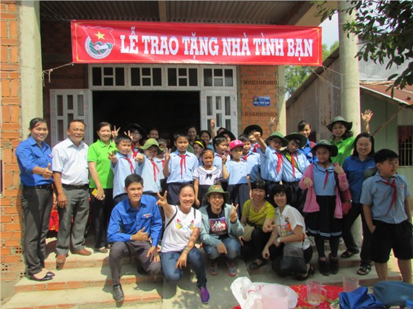 Liên Đội Trường Tiểu học Thiên Hộ Dương đến thăm, tặng quà và trao nhà Tình bạn ở xã Long Phụng, huyện Cần Giuộc, tỉnh Long An, Năm học 2017-2018